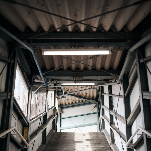 桜駅  かなり年季の入った跨線橋（こせんきょう）（水トさん提供）
