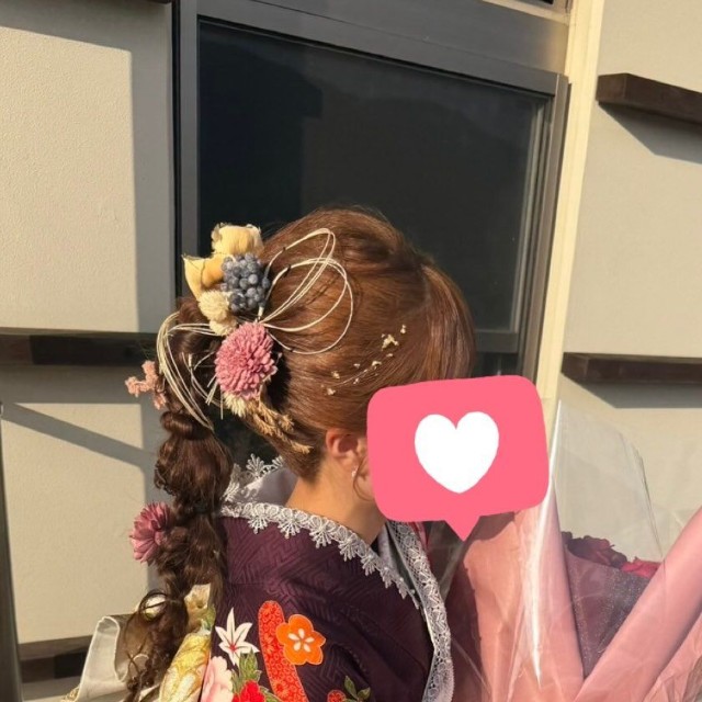 振袖姿の妹。姉の思いが詰まったヘアスタイルで成人式を迎えた／uniさん（@momoel2023）提供