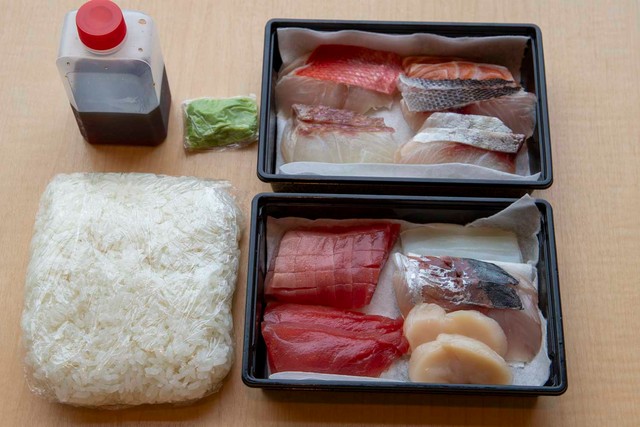 受講者には中トロや赤身などが入った寿司セット（10貫3000円）が付き、その後の購入も可能（写真は二人前）