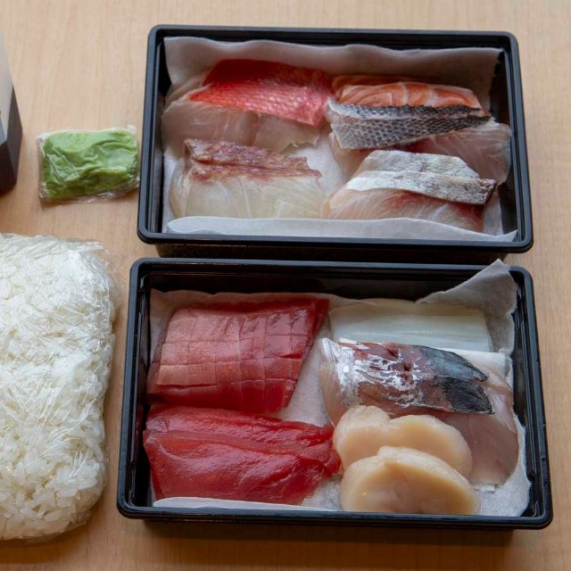 受講者には中トロや赤身などが入った寿司セット（10貫3000円）が付き、その後の購入も可能（写真は二人前）