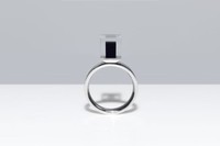 スモッグフリータワーで集めた大気中の汚染物質でつくったスモッグフリーリング=Daan Roosegaarde提供