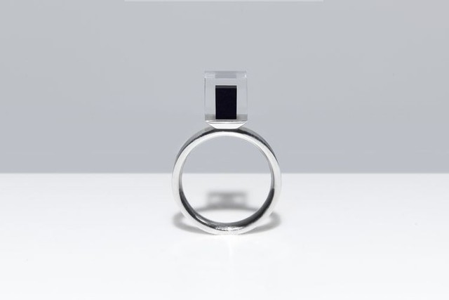 スモッグフリータワーで集めた大気中の汚染物質でつくったスモッグフリーリング=Daan Roosegaarde提供