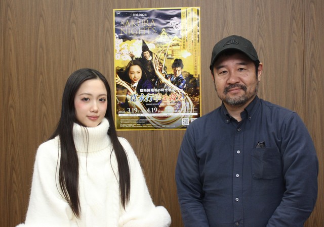 安田淳一監督（右）と主演の山戸穂乃葉さん＝大阪市内