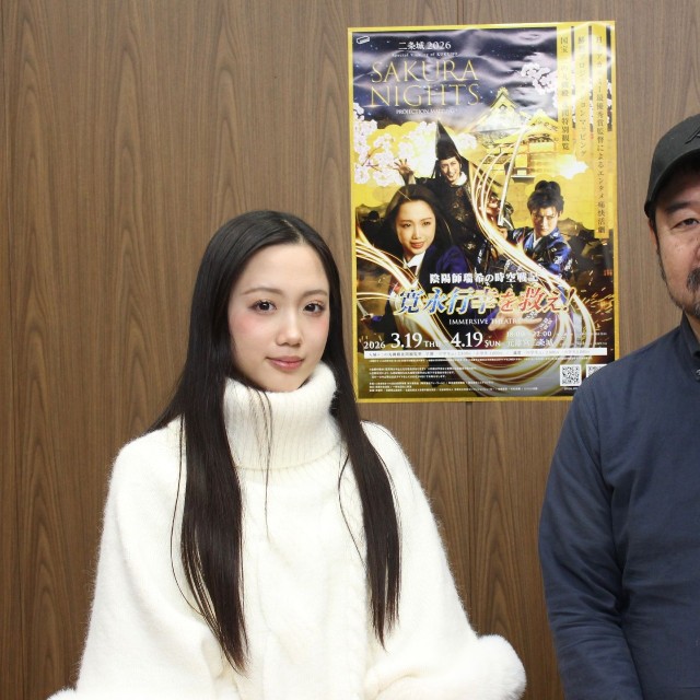 安田淳一監督（右）と主演の山戸穂乃葉さん＝大阪市内