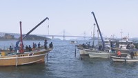 2020年12月　香川・坂出市沖　船引き揚げの様子