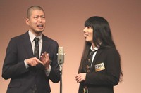 金属バットの小林圭輔（左）と友保隼平