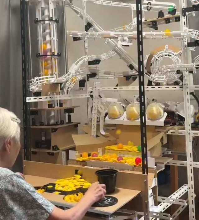 ゲームセンター級のメダルゲーム、孫が自宅に再現…93歳祖母が