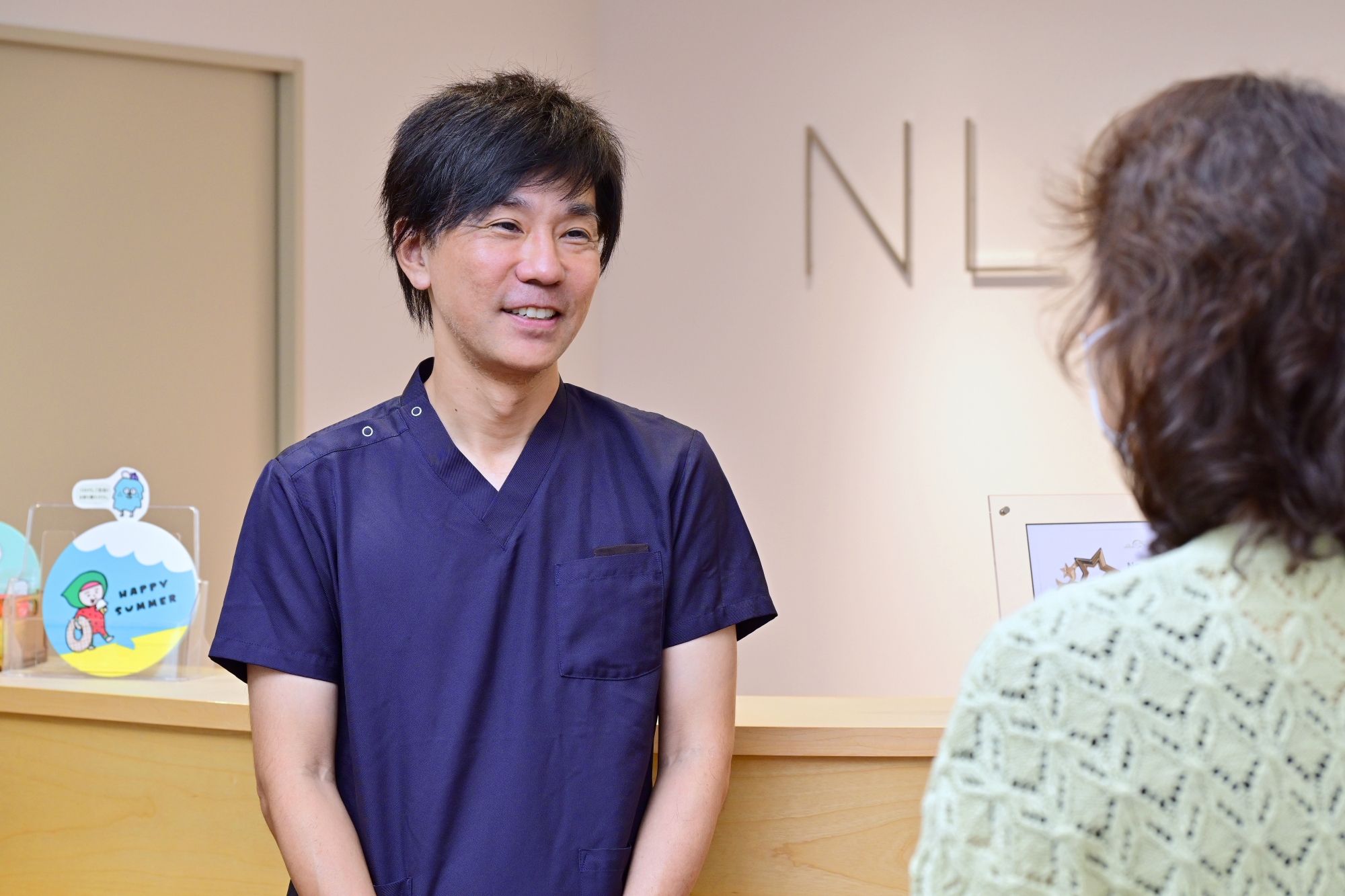来院した患者と会話する野中康行院長