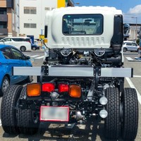 大型車のタイヤ。乗用車よりも遥かに大きく、重く、そして硬い