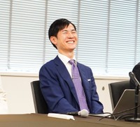 会見で笑顔を見せる石丸伸二氏