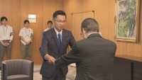 当選証書を受け取る小林孝一郎さん　岡山県庁