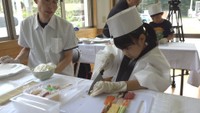 小学生がすし作りを体験　職人から魚のさばき方など学ぶ　香川・小豆島