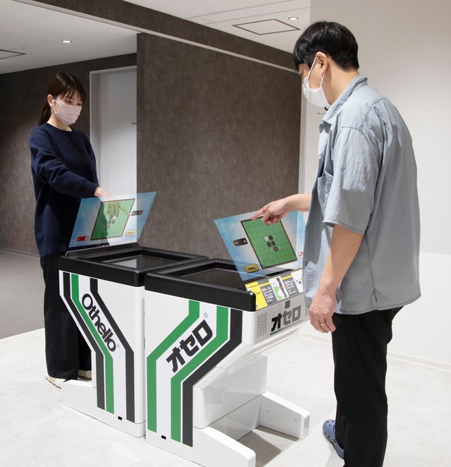 「空中タッチオセロ」の対戦イメージ。実際には周囲の人から画面が見えない