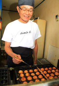 店主の浦野純二さんは、地域の子どもたちを長年見守ってきました。