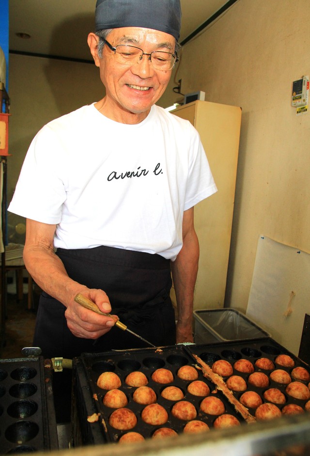店主の浦野純二さんは、地域の子どもたちを長年見守ってきました。