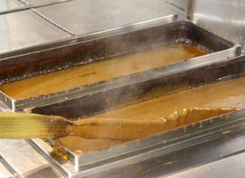 オーベルジーヌが特注で造った湯煎機で、じっくりとカレーを煮込む様子