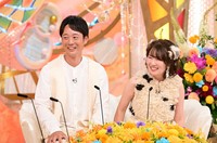 夫婦そろってフワフワ衣装で登場©ABCテレビ