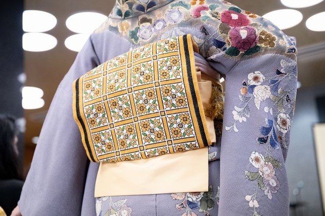 ファッションショーで披露されたパレスチナ刺繡帯=2025年5月、東京都渋谷区、小山幸佑撮影