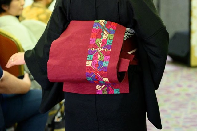 ファッションショーで披露されたパレスチナ刺繡帯=2025年5月、東京都渋谷区、小山幸佑撮影