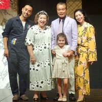 舞台会見に出席した勝野ファミリー（左から）洋輔、キャシー中島、勝野洋、勝野雅奈恵に（前列）孫の勝野八瑠子さん=2024年