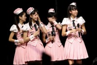 正式メンバーに昇格し号泣する（左から）田村芽実、中西香菜、竹内朱莉、勝田里奈＝2011年
