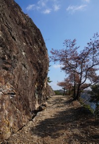 運搬用の馬車も走っていた道…岩山を削ってつくられています