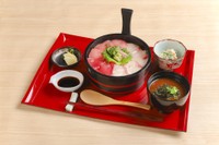 近大サラブレッド魚と近大マグロの紅白手桶寿司　提供：近畿大学