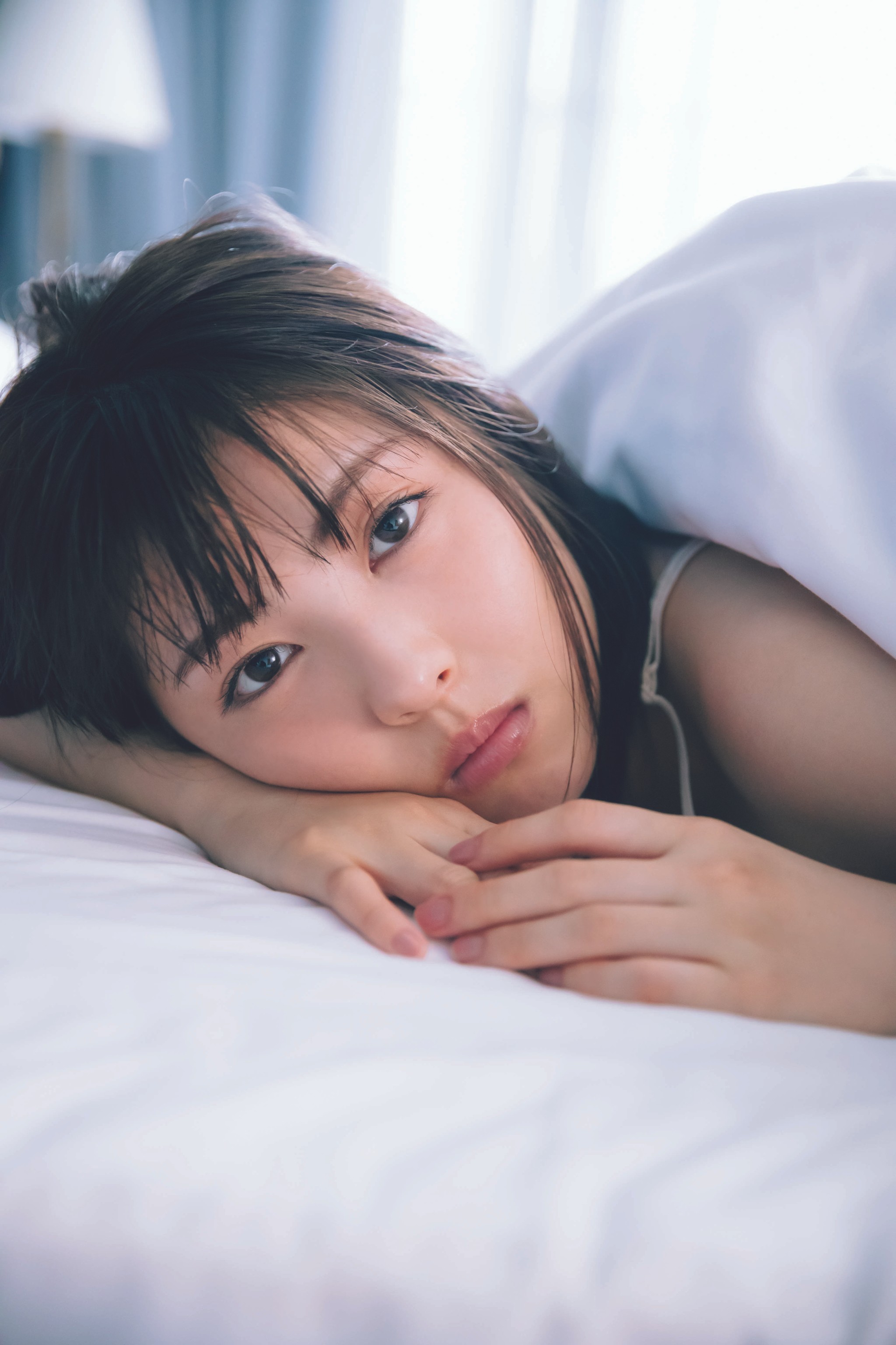 浜辺美波が新写真集で水着カットに初挑戦、21歳誕生日に発表｜よろず