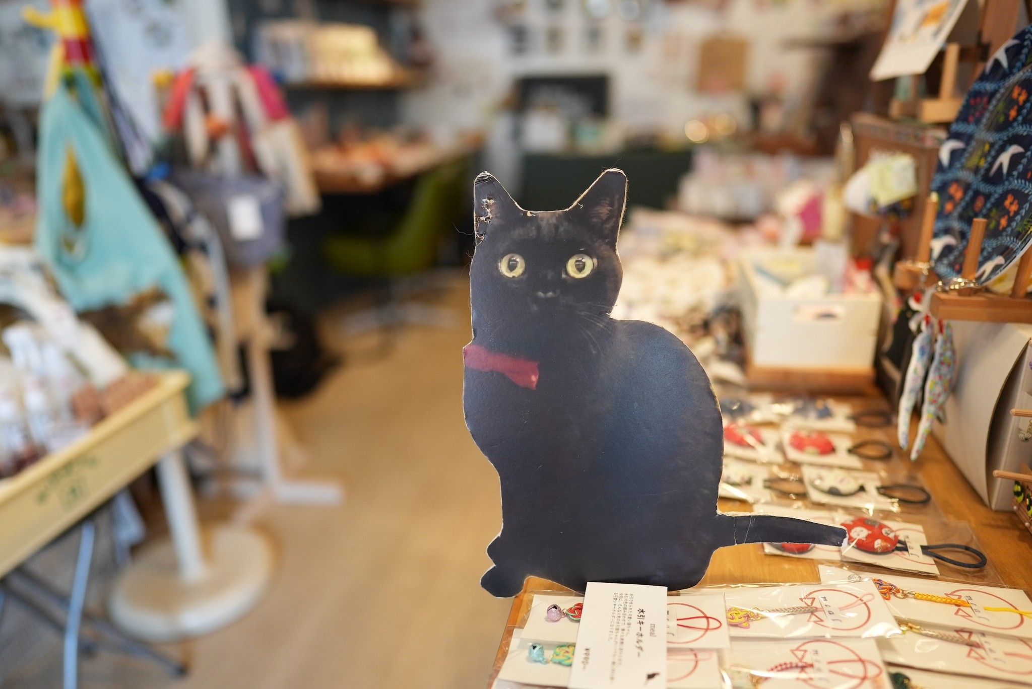 お膝の上はあたたかくて最高だニャ！」お客さんへの膝乗りとお尻