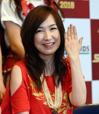 指輪のない左手を見せ独身をアピール(2018年)