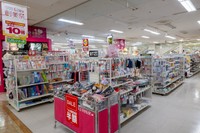 ゆめタウン店内の一角。日用品や雑貨など、生活に身近な商品が幅広く並ぶ
※画像はイメージです（j-news-photo/stock.adobe.com）