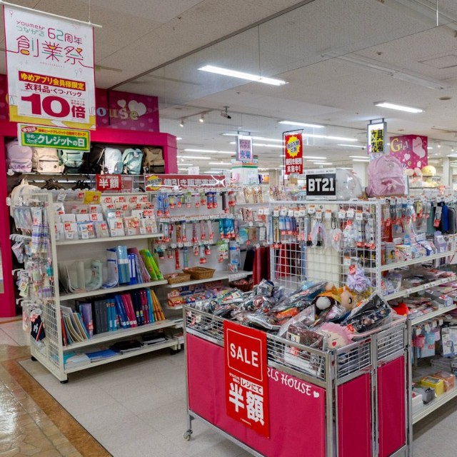 ゆめタウン店内の一角。日用品や雑貨など、生活に身近な商品が幅広く並ぶ
※画像はイメージです（j-news-photo/stock.adobe.com）