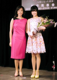 本田美奈子．さんを演じる田村芽実（右）と駆けつけた早見優＝2017年