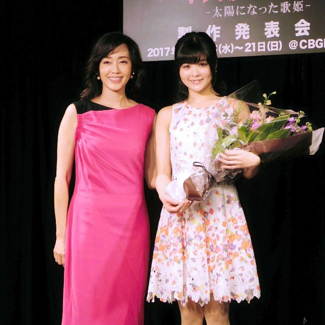 本田美奈子．さんを演じる田村芽実（右）と駆けつけた早見優＝2017年