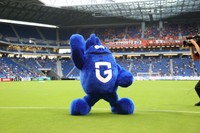 サポーターの前に立ったモフレム(C)GAMBAOSAKA