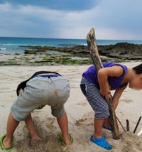 砂遊びを楽しむ息子さん（右）