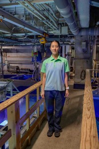 屋内最大の「サンシャインラグーン」担当の黒澤華織さんは、今年が初めてのサンタダイバー