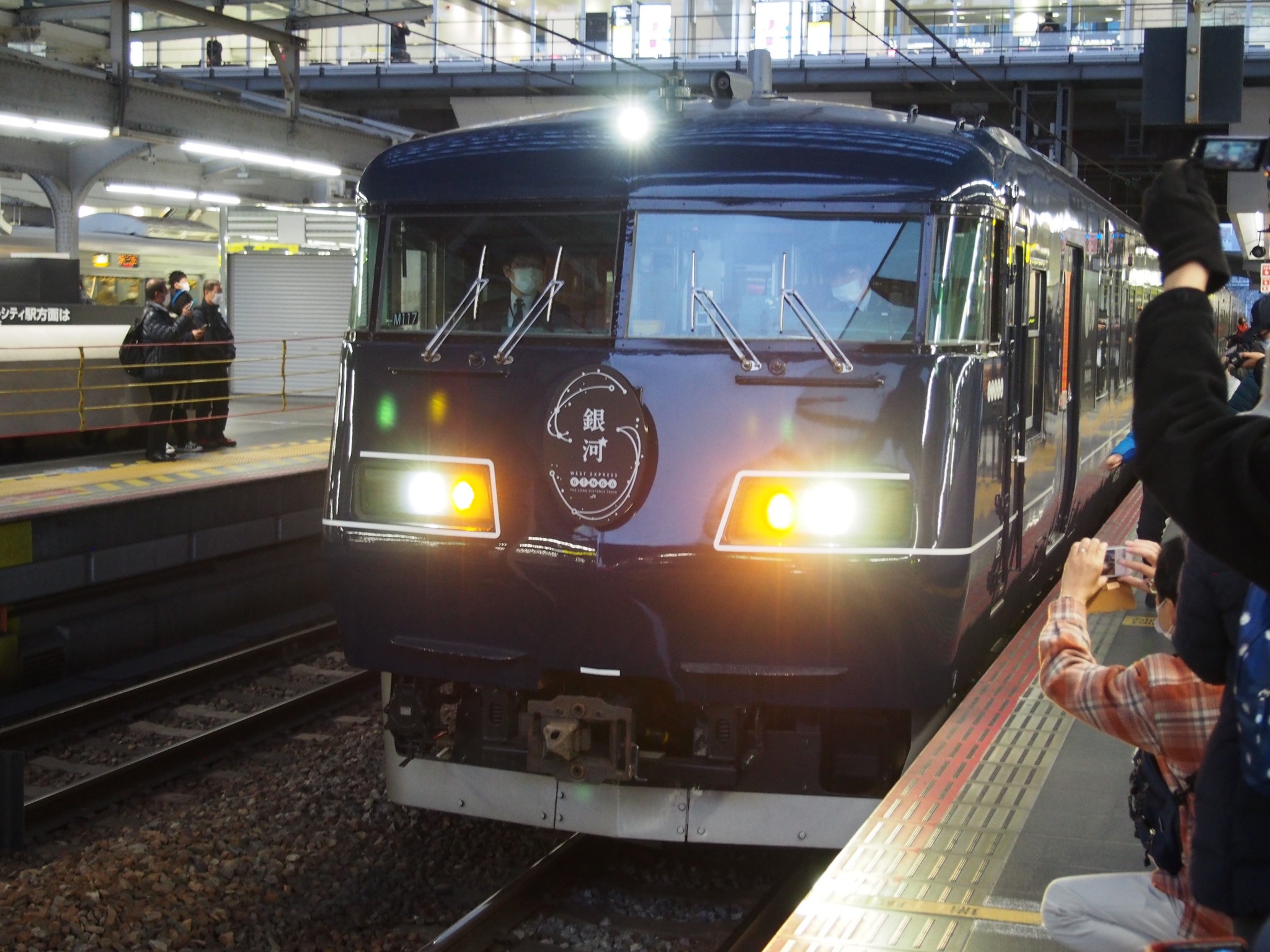 踊り子」でおなじみ…特急型車両185系が定期列車から引退 兄弟車両・西