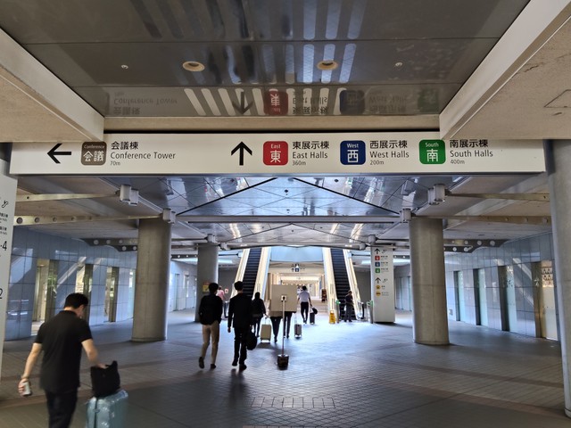 バス停留所から展示場へは徒歩5分ほど
