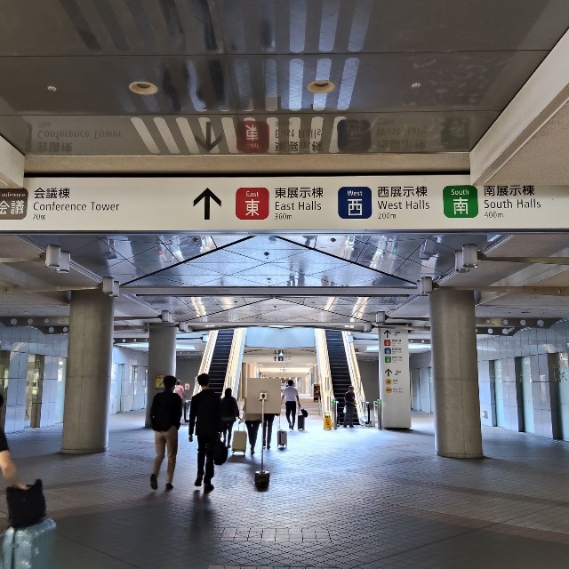 バス停留所から展示場へは徒歩5分ほど