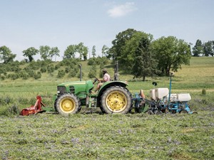 不耕起栽培（耕さない農業）を支える農機具はこれだ　ロボット技術などハイテクも導入