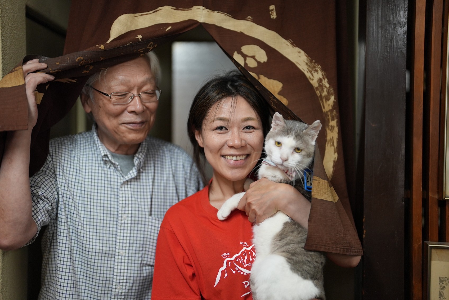 広瀬アリス　八木虎造 好きな人との死別、火事からの生還…ゆるーく構える猫店長に秘められた波瀾万丈の“ニャン生”｜まいどなニュース