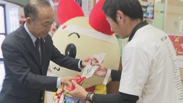 献血者にカーネーションを贈呈