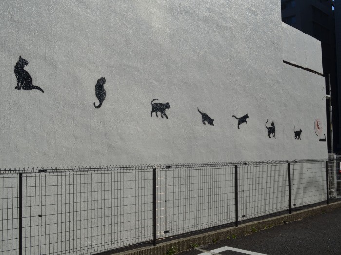 入り口への目印はビルの外壁に描かれた猫のシルエット
