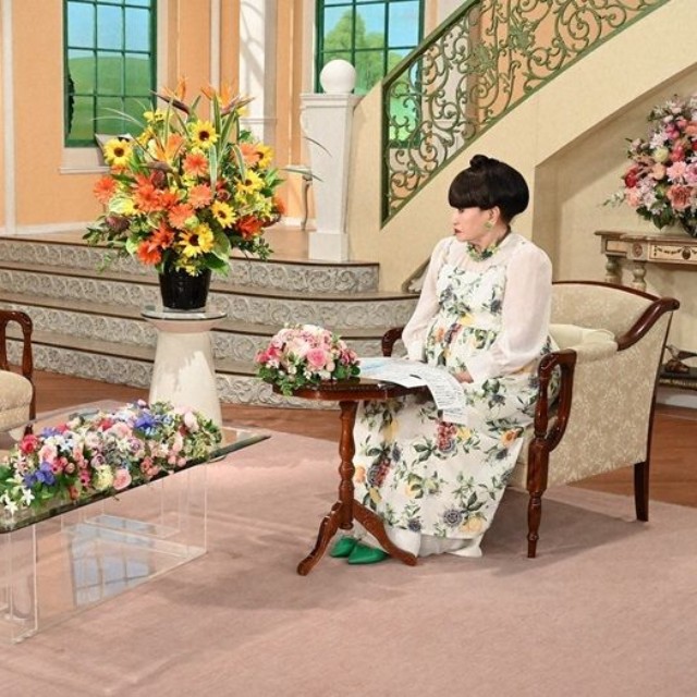 黒柳徹子さん（右）とトークを繰り広げる新山千春さん