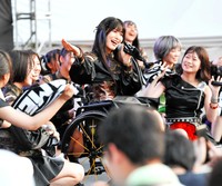 東京オリンピック・パラリンピック1年前記念イベントで熱唱する仮面女子の猪狩ともかさん（2019年撮影）
