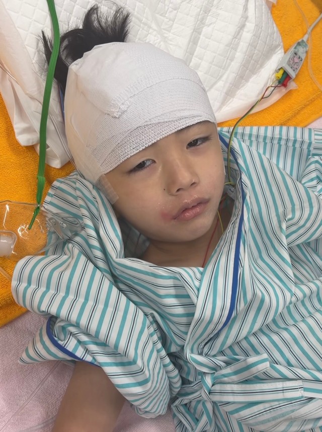 術後、包帯を巻いたままベッドに横たわるれおくん／ᴍɪ-ᴋᴏさん（@lk_mkbbpnsk_kl）提供