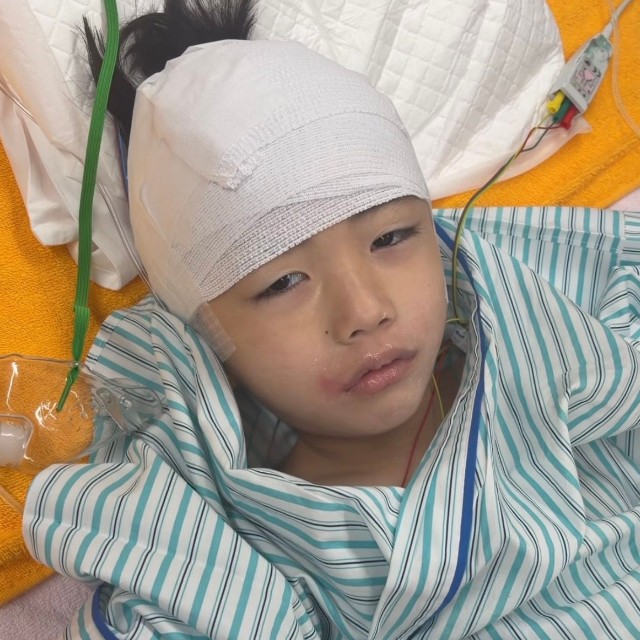 術後、包帯を巻いたままベッドに横たわるれおくん／ᴍɪ-ᴋᴏさん（@lk_mkbbpnsk_kl）提供