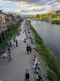 「アベック」が等間隔に座る姿が風物詩だった祇園四条駅の鴨川岸。今や大量のインバウンドで溢れかえる騒がしい場所となり、「等間隔の法則は過去のものとなり、風情は失われました」と、正脇さん（画像提供：花街ぞめき、正脇良平 Ryohei Masawakiさん）