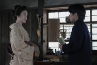 ヘブンの病気見舞いにかこつけて、トキと話がしたい小谷　(C)NHK